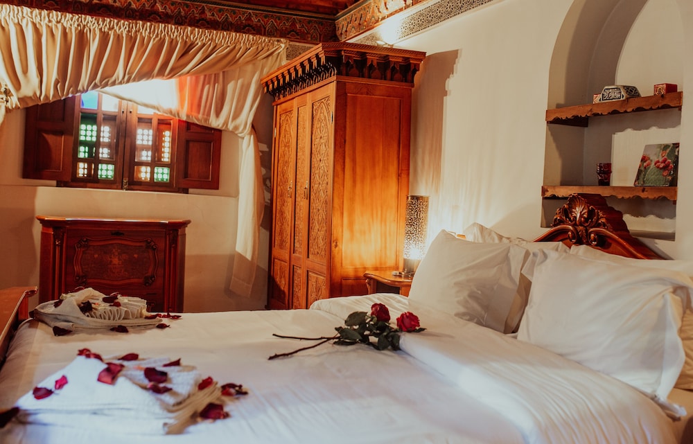 ROMANTIC, GALLERY, DOUBLE BED