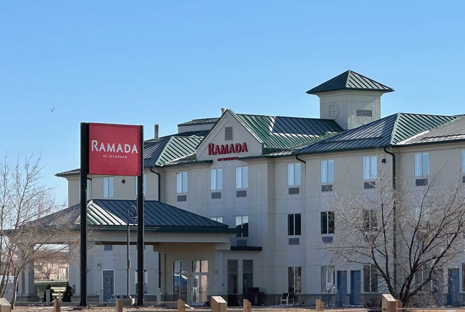 Ramada by Wyndham Estevan 1/7