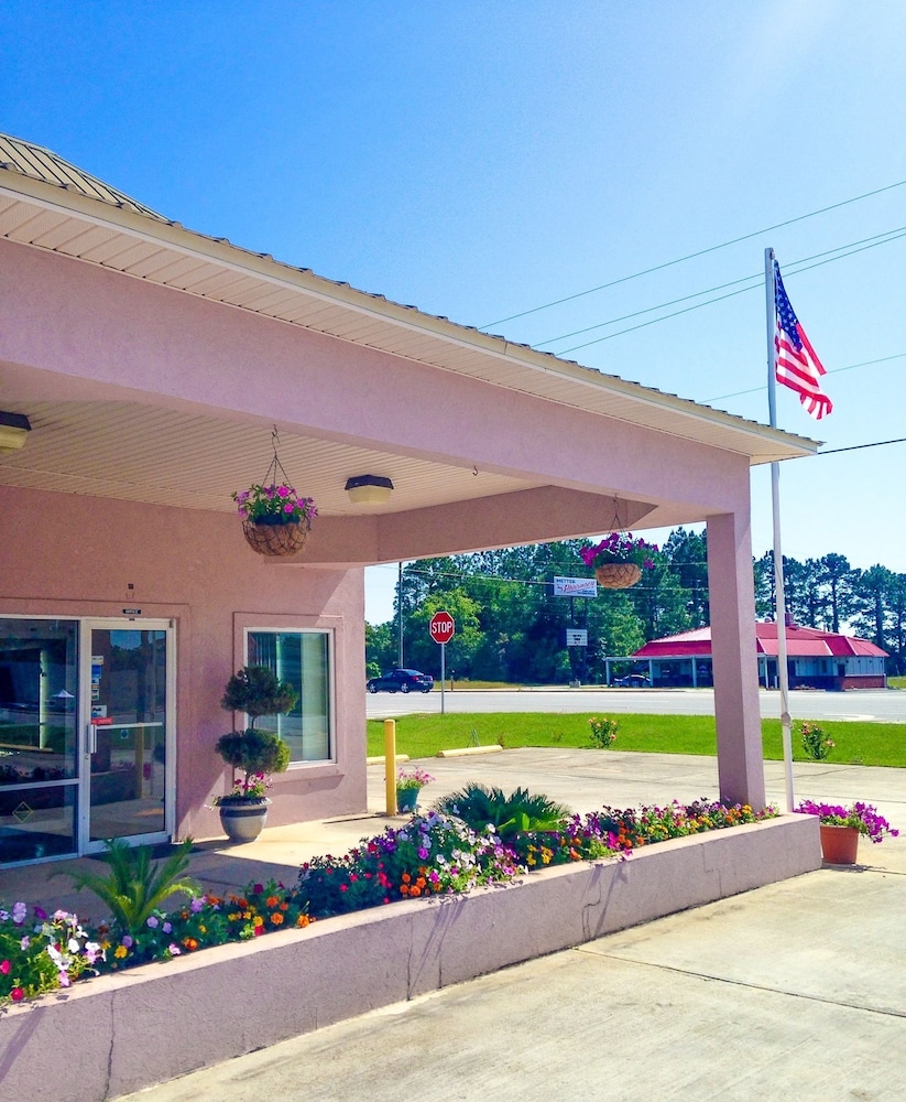 Garden Inn & Suites 2/53