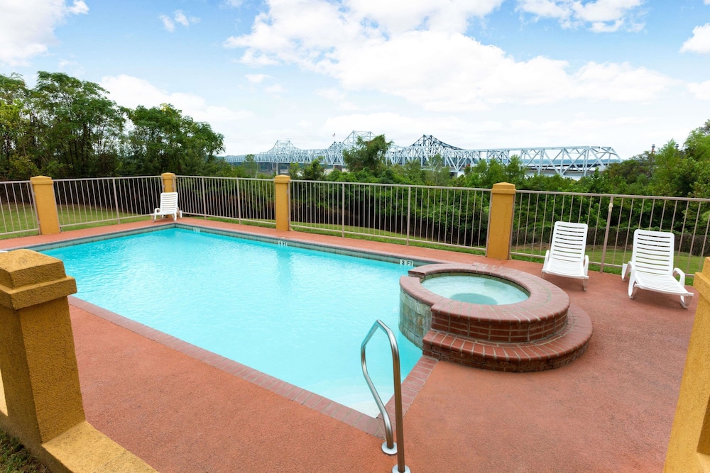Days Inn & Suites By Wyndham Vicksburg 21/33