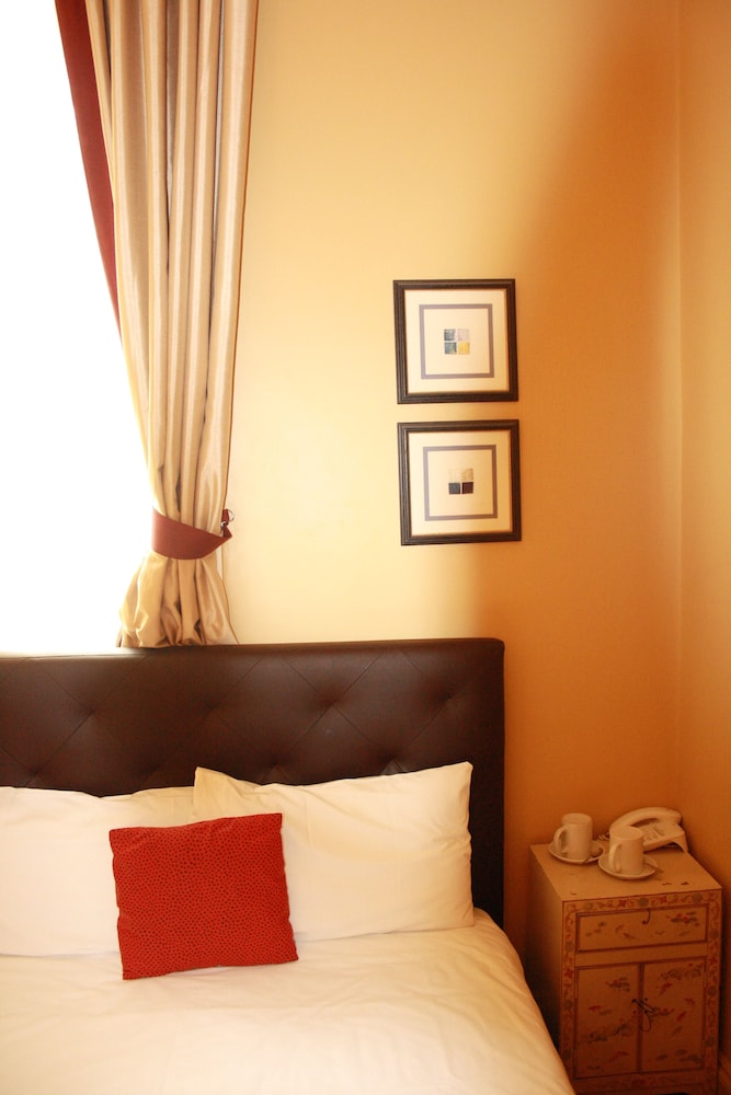 Coronation Hotel 25/50