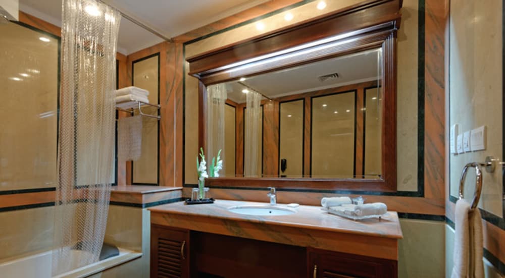 Faletti’s Hotel 68/68