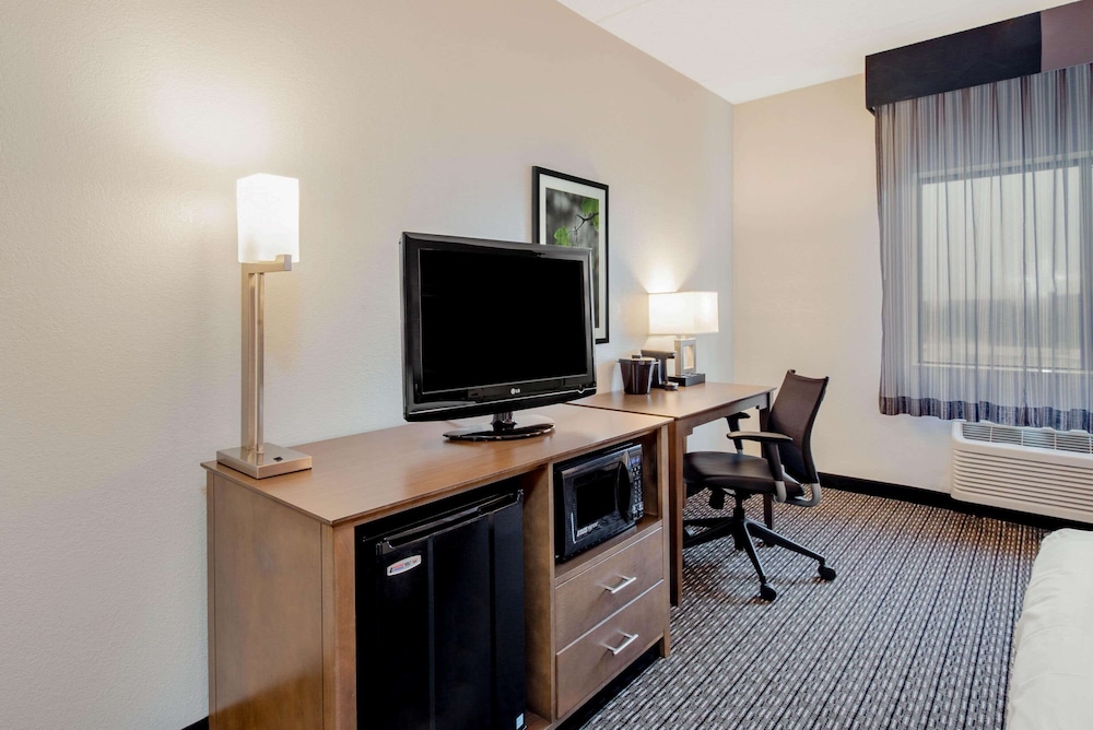 La Quinta Inn & Suites by Wyndham Baltimore BWI Airport 38/52