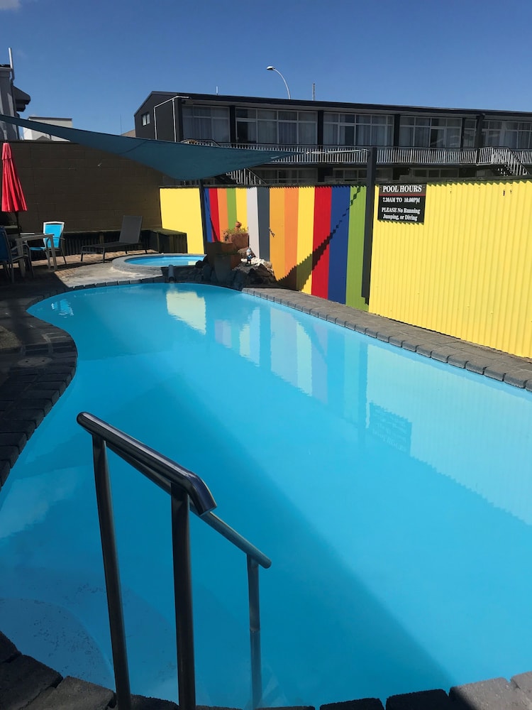 AMBASSADOR THERMAL MOTEL 21/28