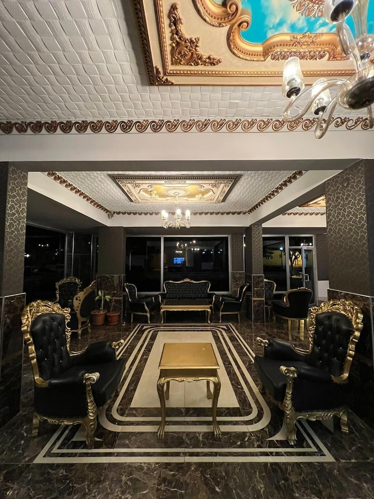 Grand Black Hotel 12/15