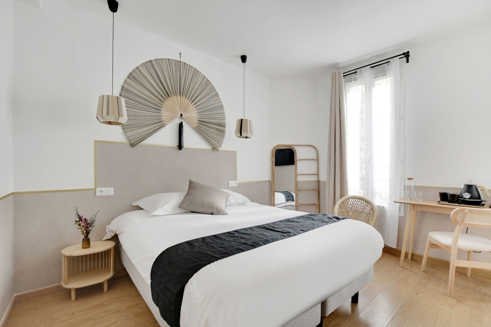 SUPERIOR, DOUBLE OR TWIN BED