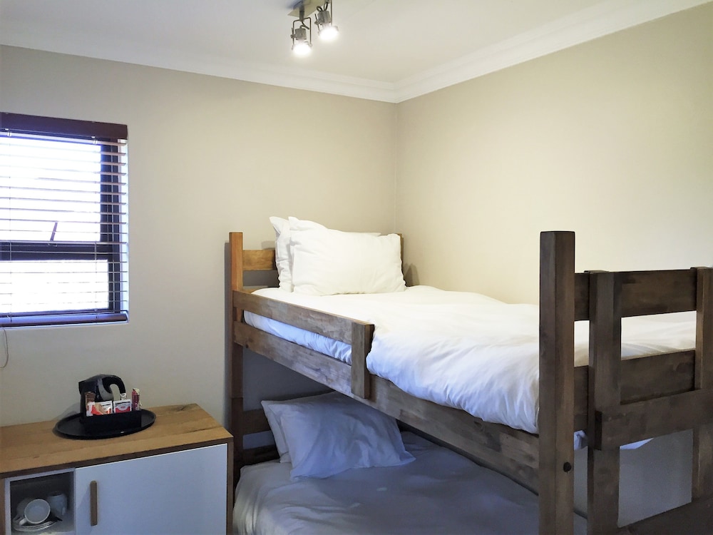 Loerie Guest Lodge 9/25