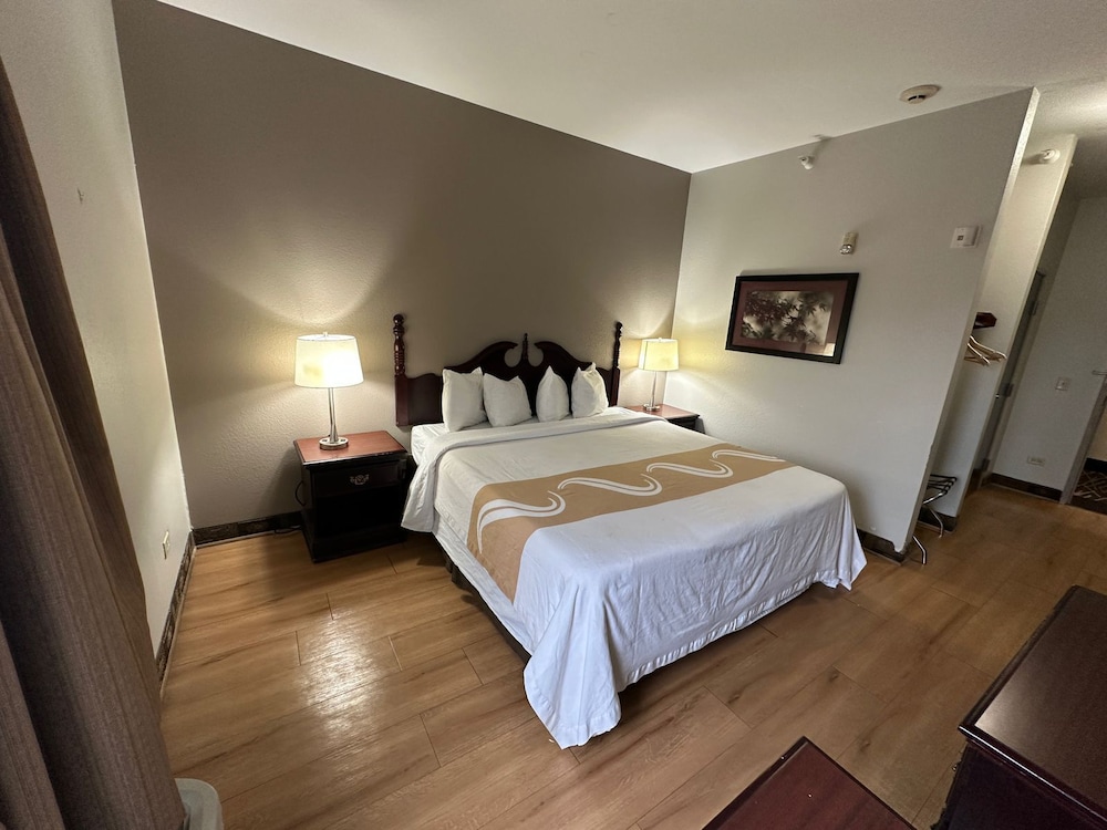 Econo Lodge Inn & Suites Monee 8/59
