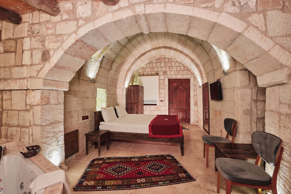 Under Cave Hotel 8/50
