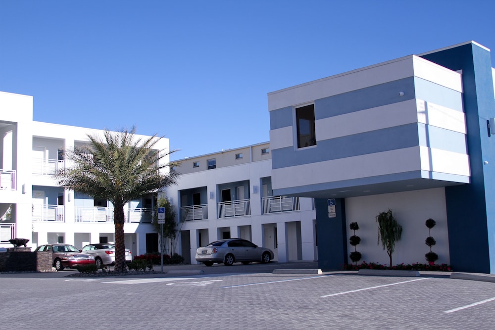 Lotus Boutique Inn Suites 40/57