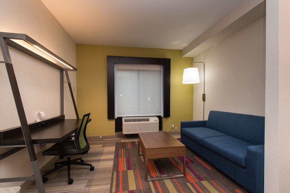Holiday Inn Express & Suites North East (Erie I-90 Exit 41) 49/60