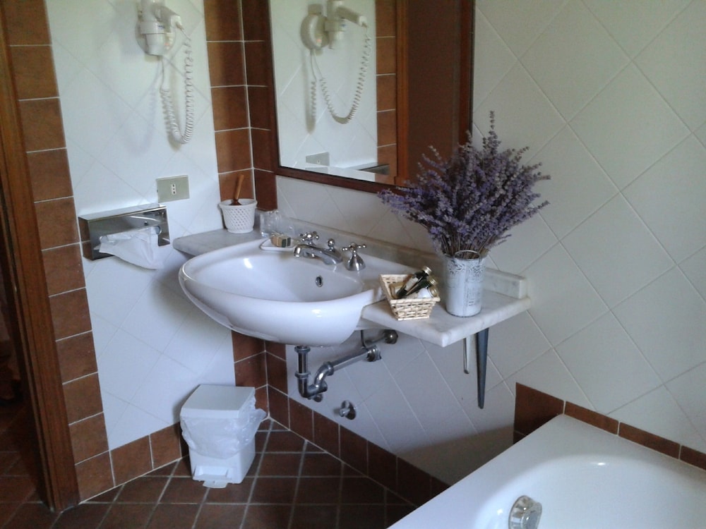 Montebelli Agriturismo & Country Hotel 44/50