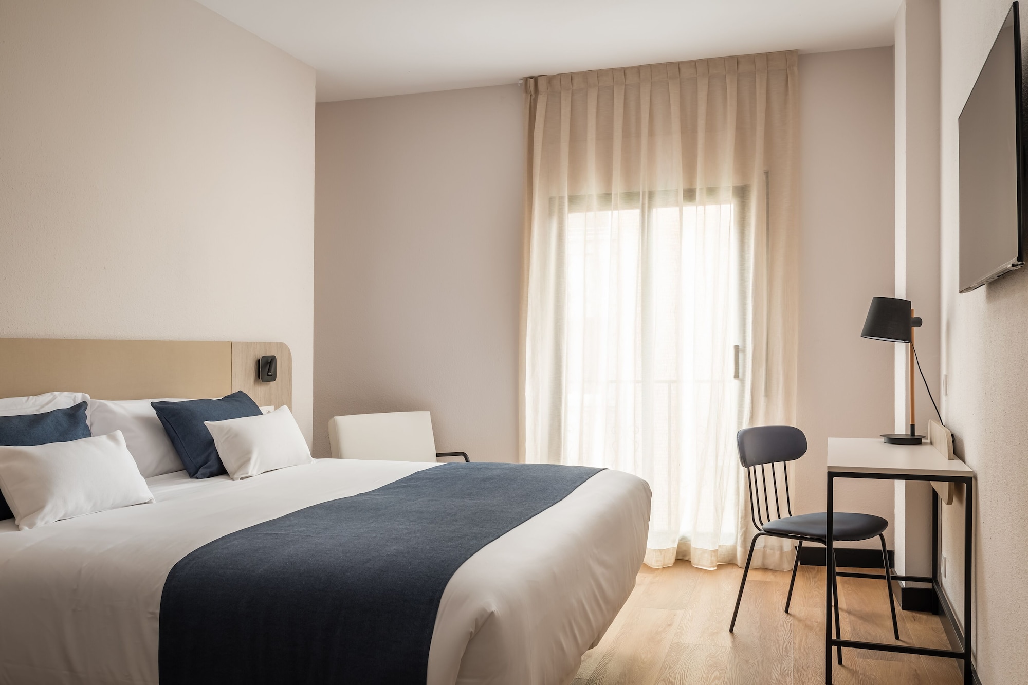 ROOM, DOUBLE BED