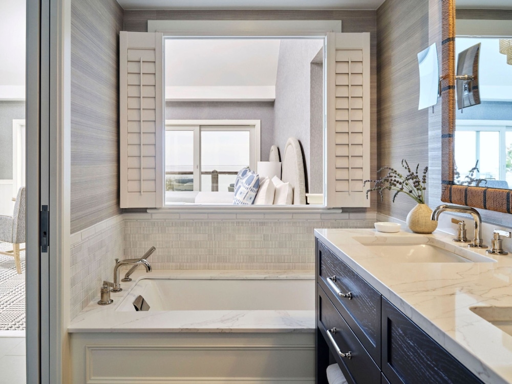Signature, 2 Queen Beds, Water View