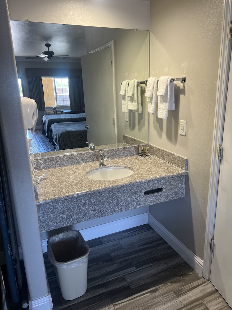 Rodeo Lodge (ex Americas Best Value Inn and Suites-Clovis/Fresno) 12/59