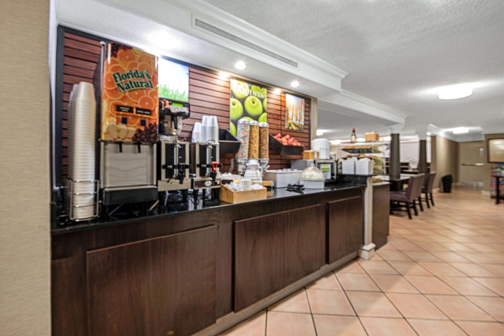 La Quinta Inn by Wyndham San Antonio I-35 N at Toepperwein 25/32