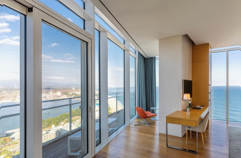 Gallery, Double Bed, Pool Access