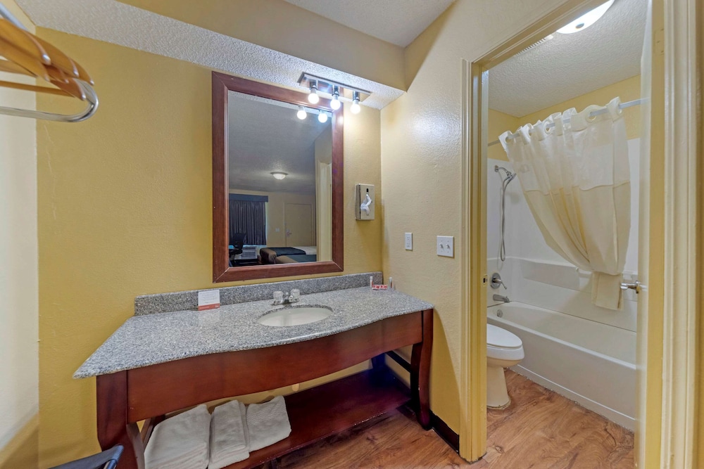 Econo Lodge Pryor 58/58