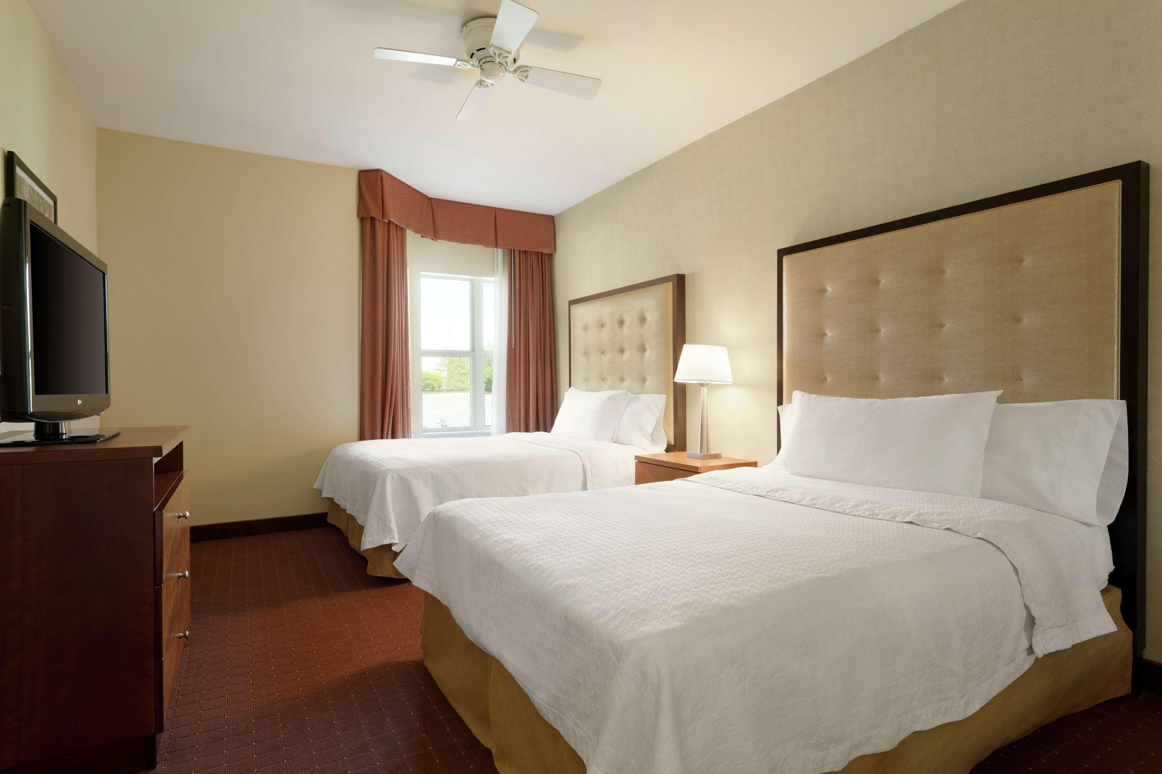 2 Bedrooms, Suite, 1 King and 2 Queen Beds, 2 Bathrooms