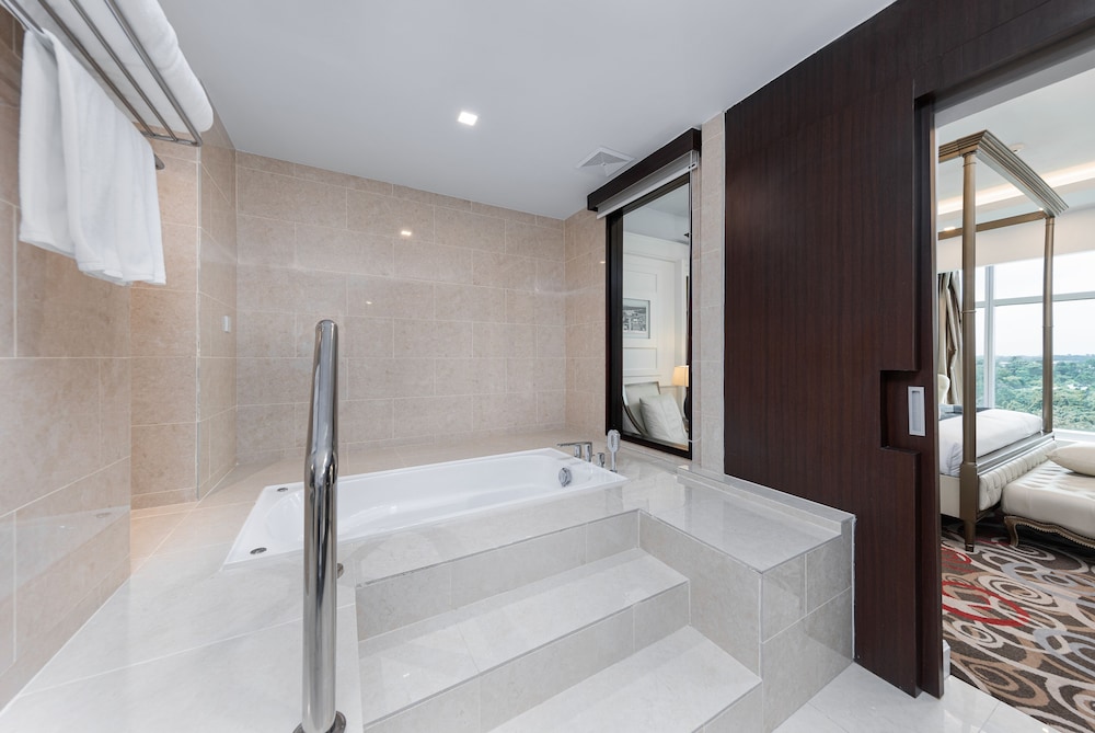 Raia Hotel & Convention Centre Kuching 35/38