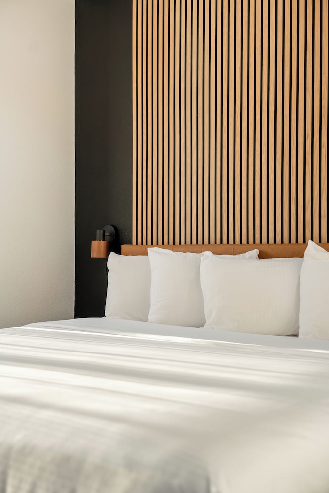 Deluxe, Single, King Bed, The Block Hotel 5/10