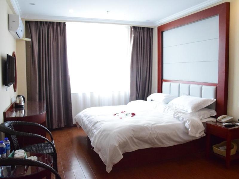 GreenTree Inn Anhui Fuyang Railway Station W XianGYAng Road Business Hotel 18/47