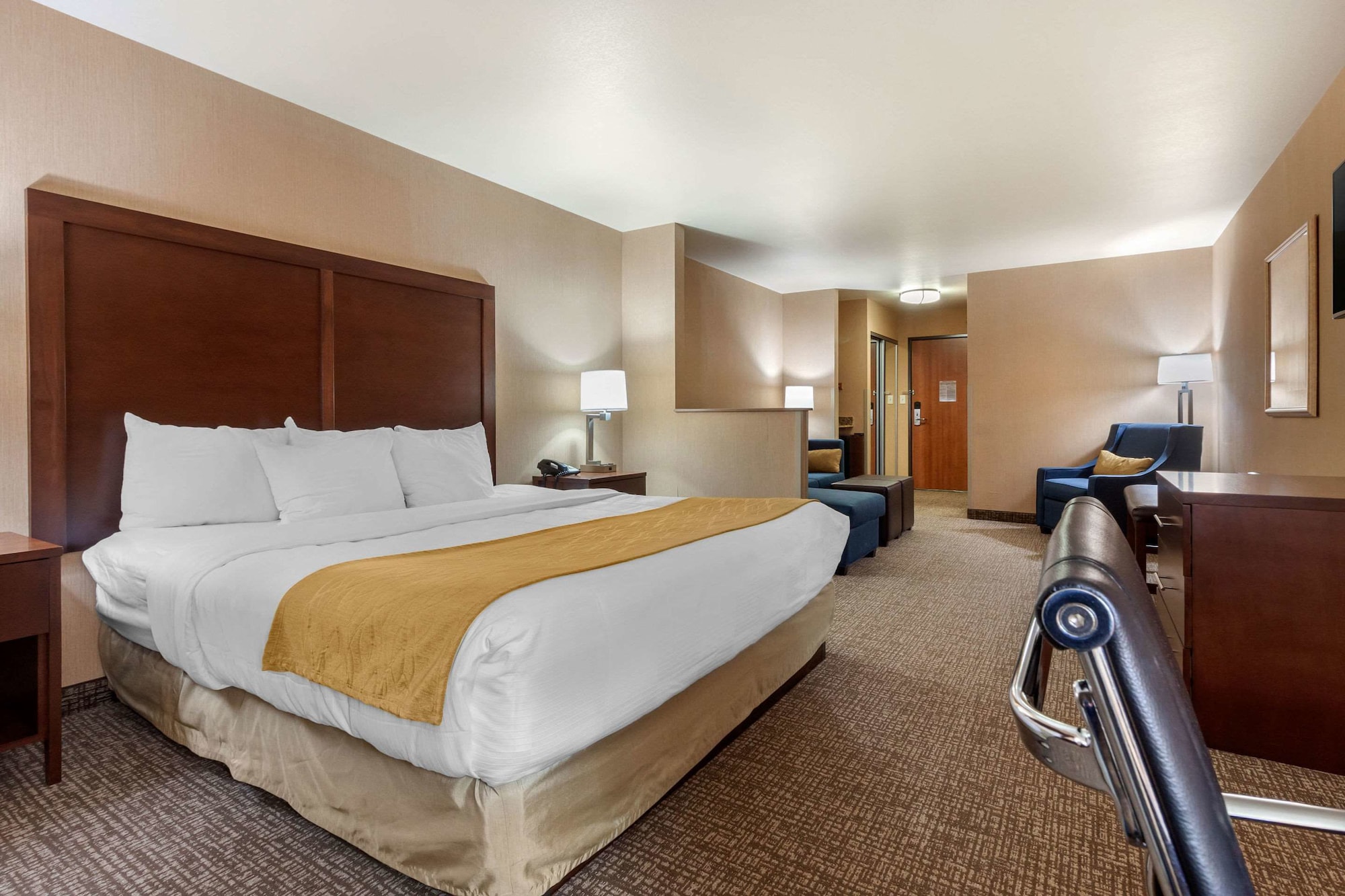 Suite, Sofa, Comfort Inn & Suites Mitchell I-90 4/6
