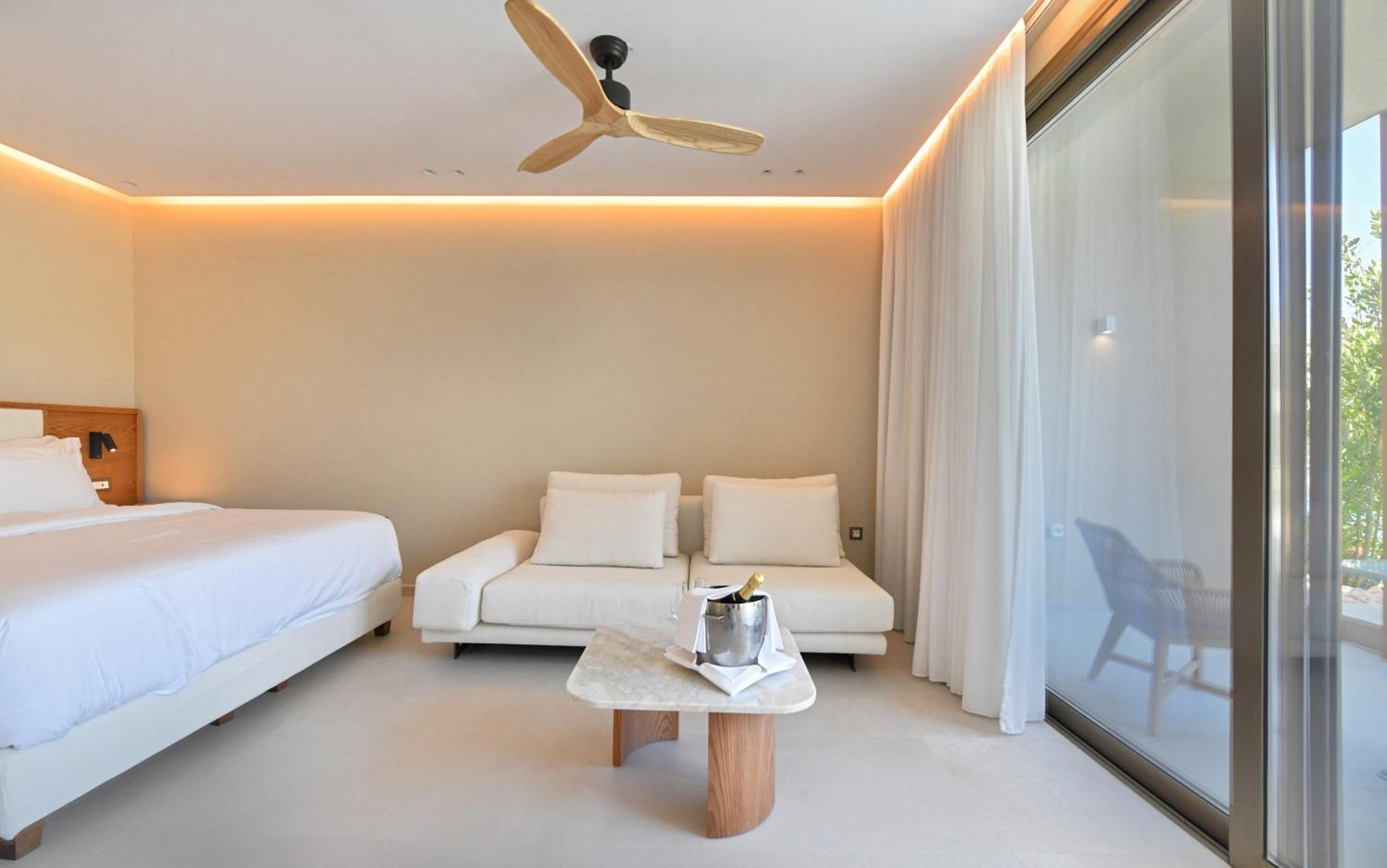 SUITE, PRIVATE POOL