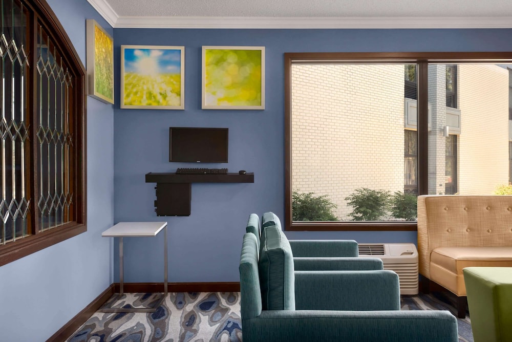 Days Inn and Suites by Wyndham Merrillville 17/28