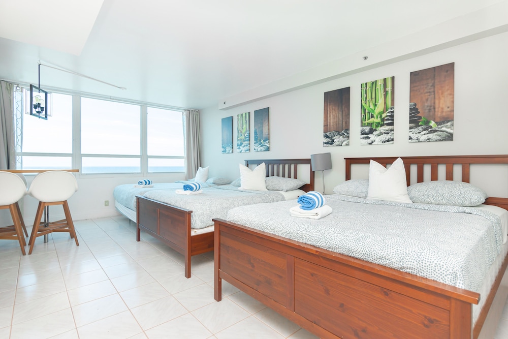 Deluxe, Studio, Suite, 3 Queen Beds