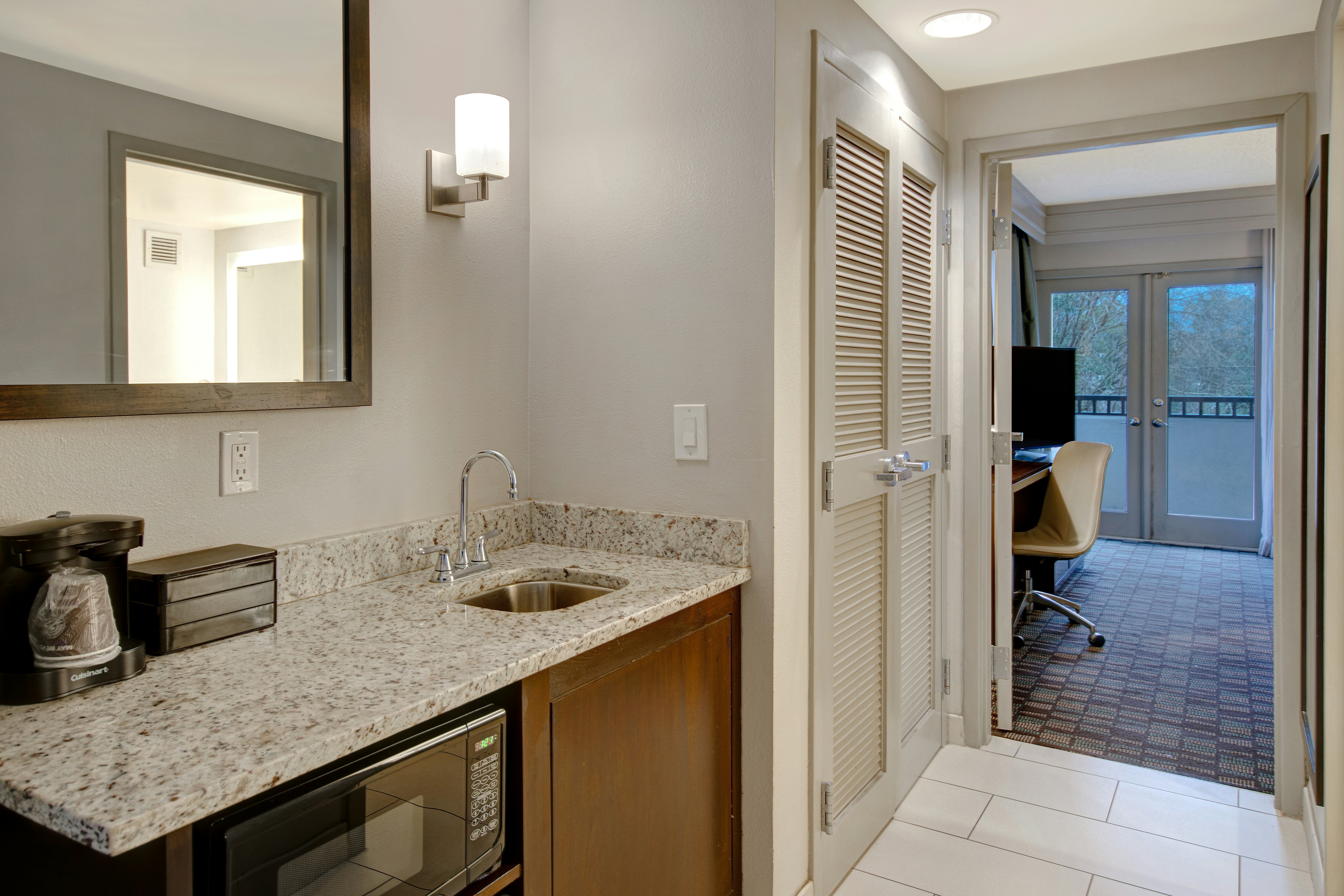 Room, 2 Double Beds, Balcony, South Wing، Embassy Suites by Hilton Jacksonville Baymeadows 2/3