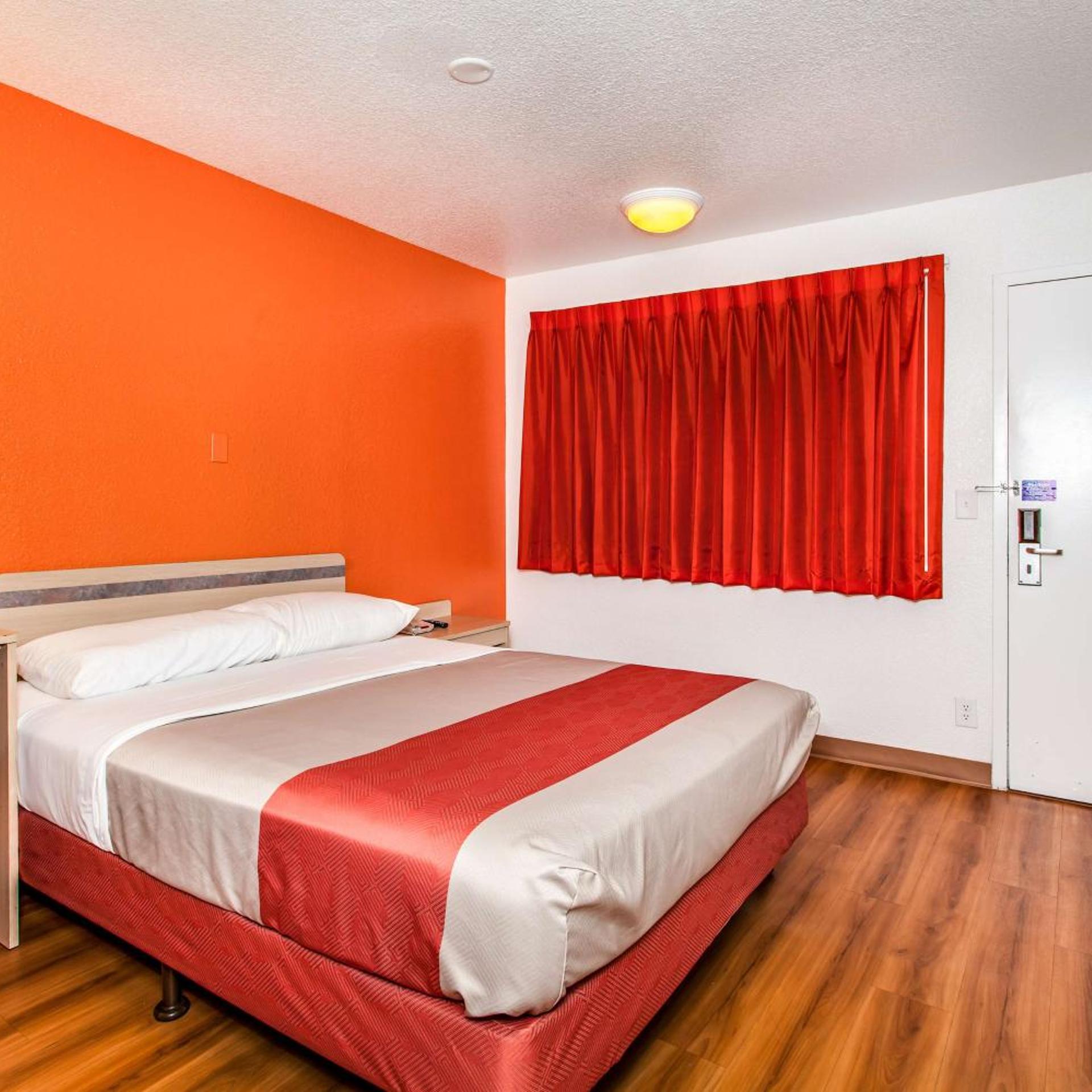1 Full Bed ADA/RI Shower