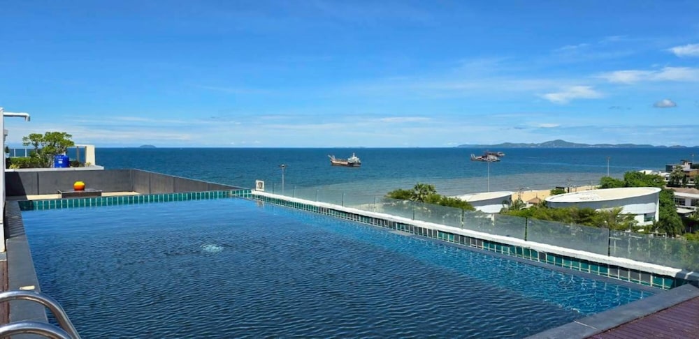 Sunday Beachfront View Jomtien Pattaya 67/70