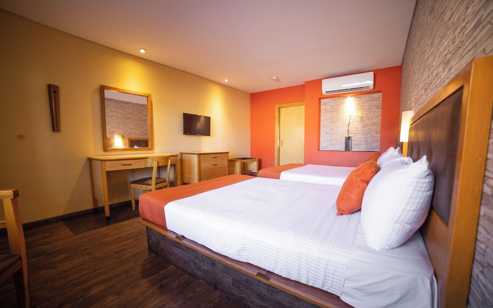 Colonial, 2 Double Beds
