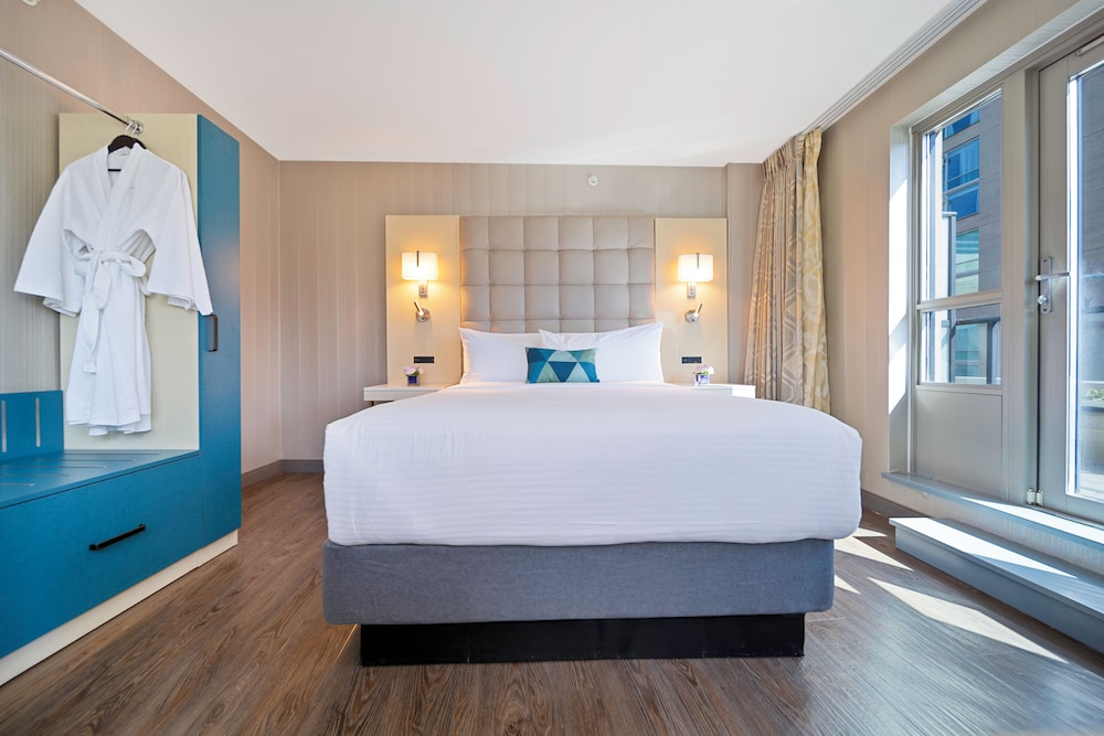 JUNIOR SUITE, QUEEN BED, SOFA