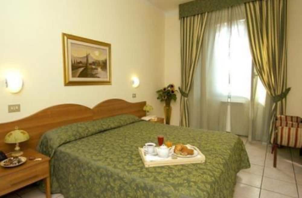 Hotel 22 Marzo 27/57
