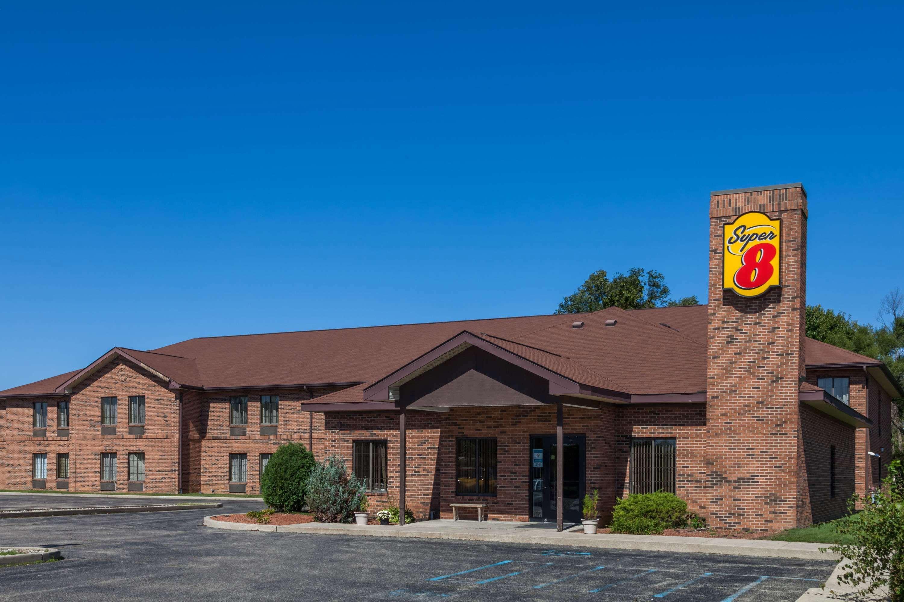Super 8 by Wyndham Rochester IN 1/16