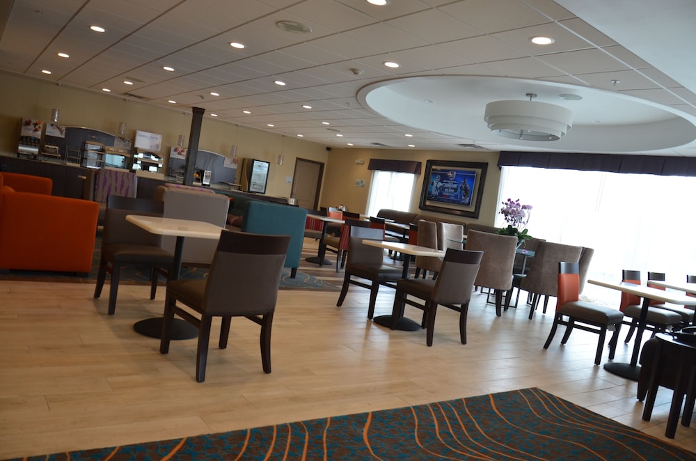 Holiday Inn Express Cheektowaga North East 41/46