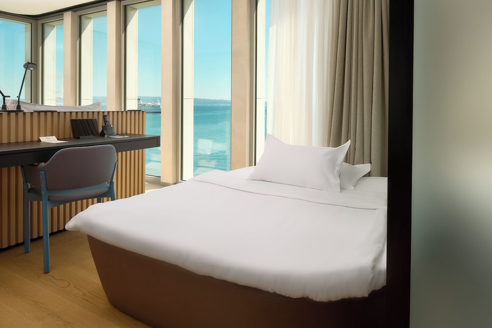 PREMIUM, DOUBLE BED, SEA VIEW, CORNER