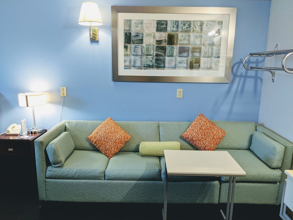 Executive Inn 24/33