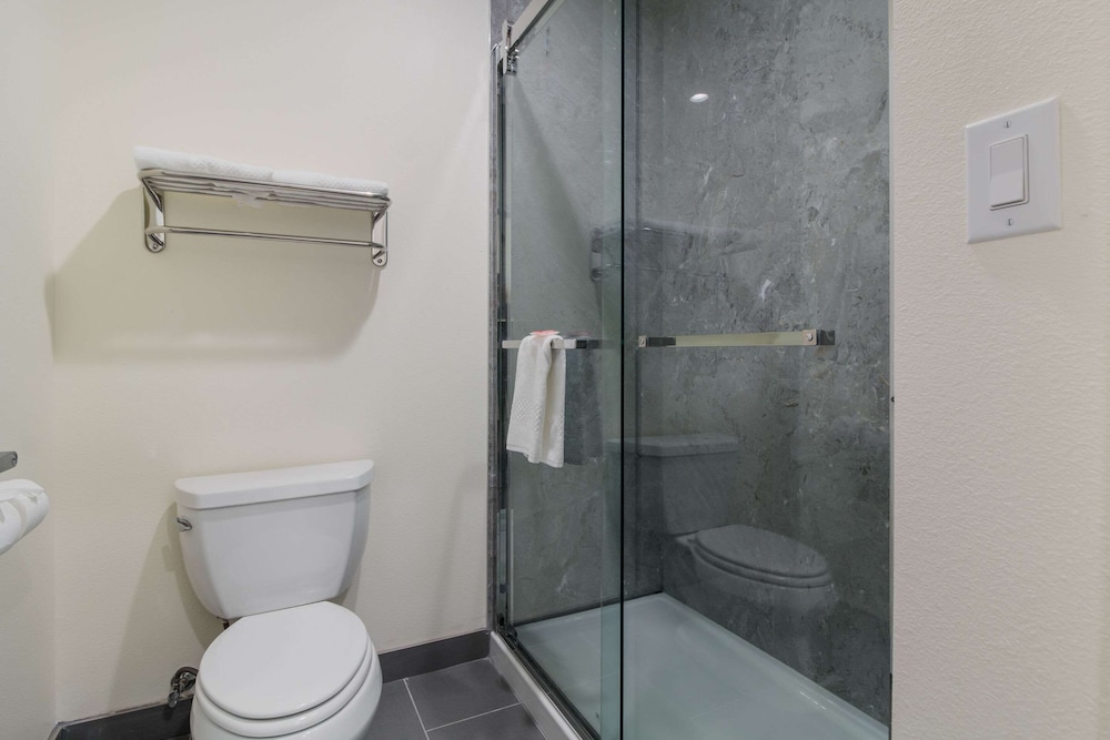 Econo Lodge Inn and Suites Humble Fm1960 Iah Airport 14/27