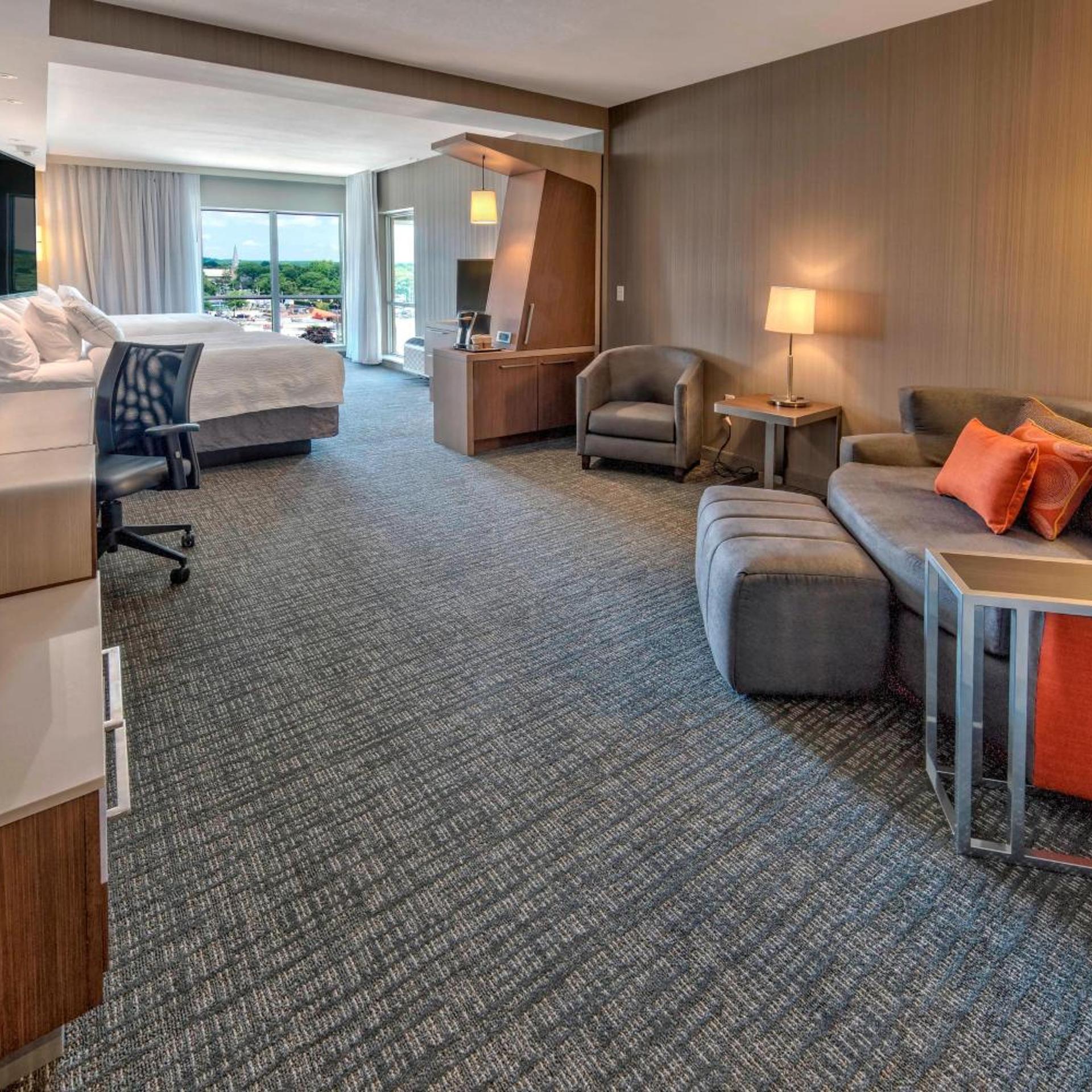 جناح بسرير كوين، COURTYARD WESTBURY LONG ISLAND 3/5