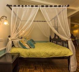 Colonial, King Bed