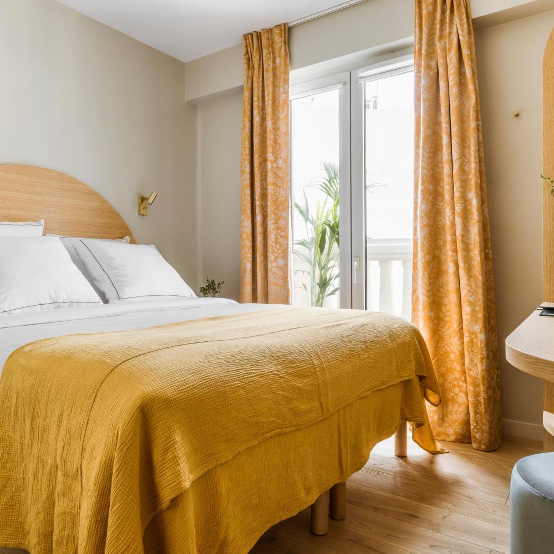 غرفة قياسية بسرير مزدوج بإطلالة على البحيرة، Hotel Ami - Orso Hotels 2/9