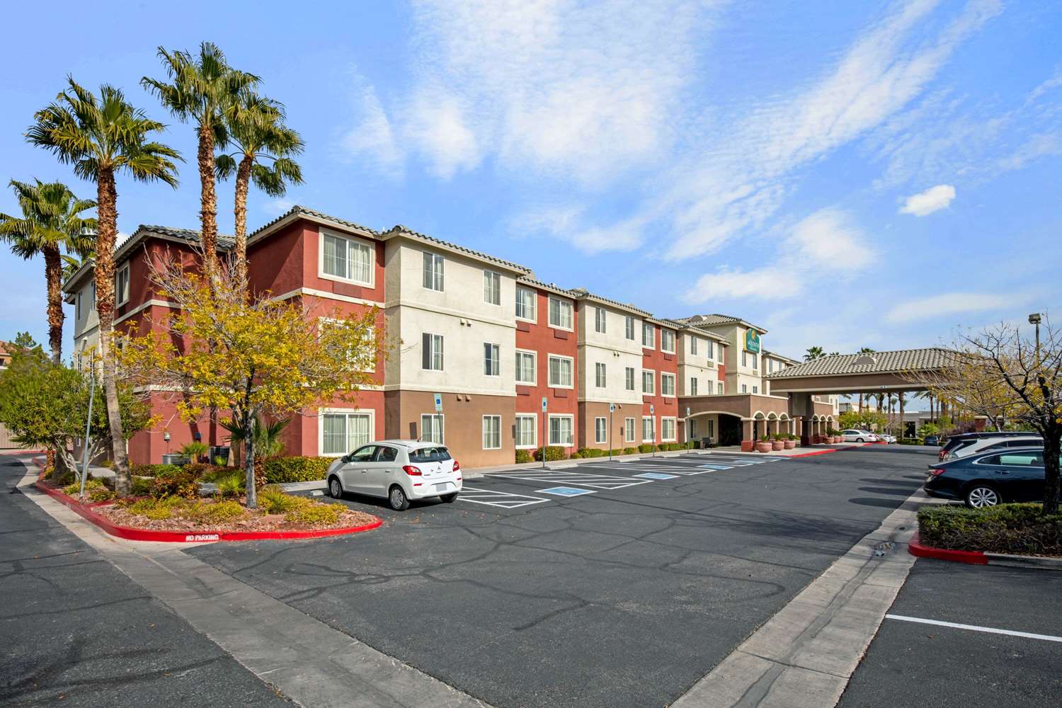 La Quinta Inn & Suites by Wyndham Las Vegas Red Rock 41/42