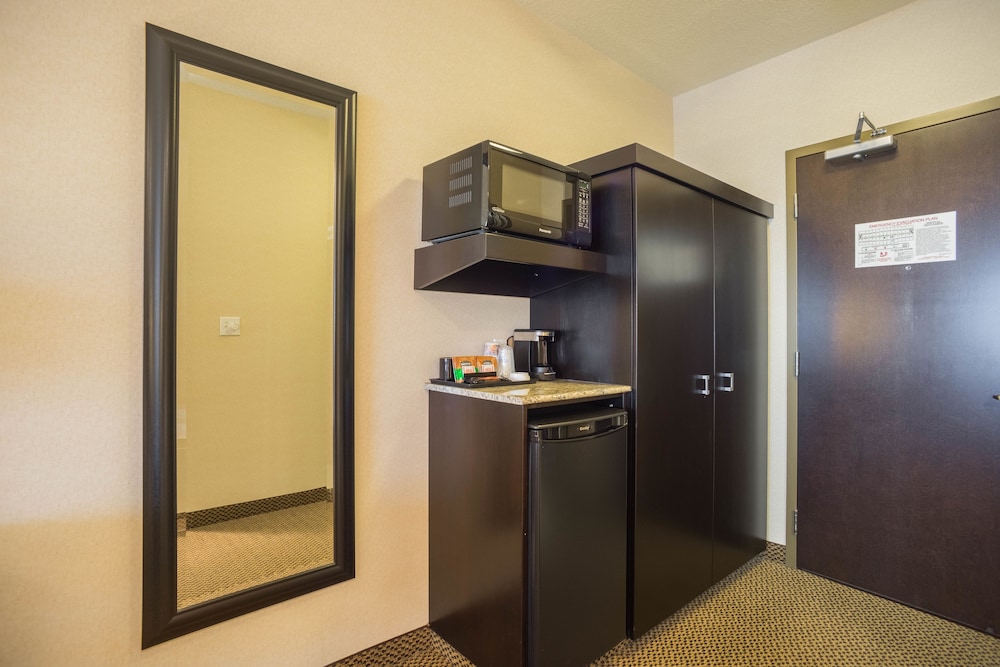 Best Western Bonnyville Inn and Suites 21/40
