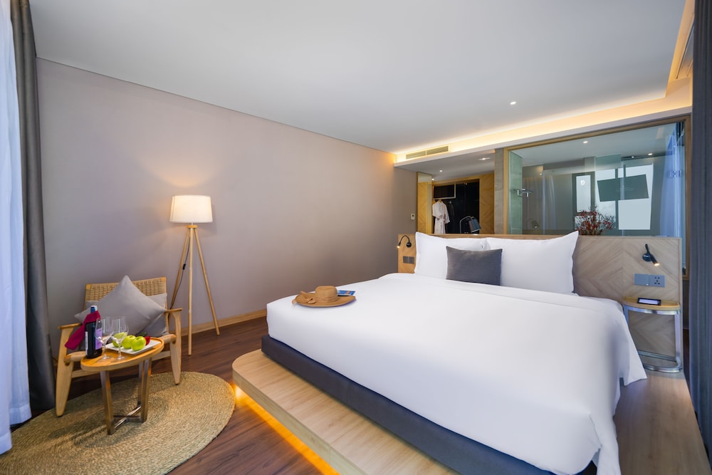 Senior, Suite, King Bed, Bathtub