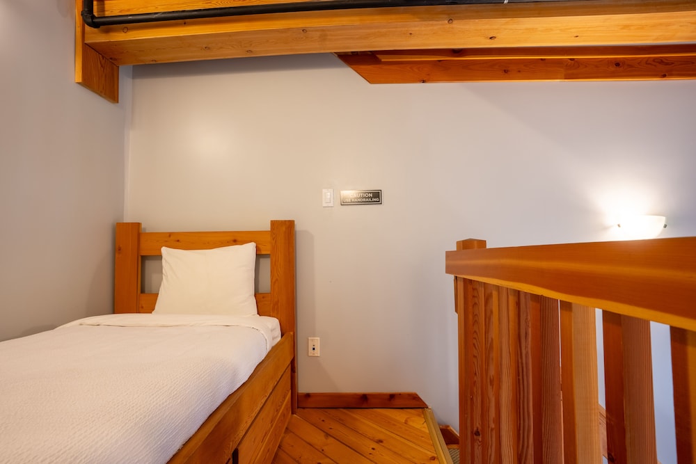 Basecamp Lodge Golden — photo 5
