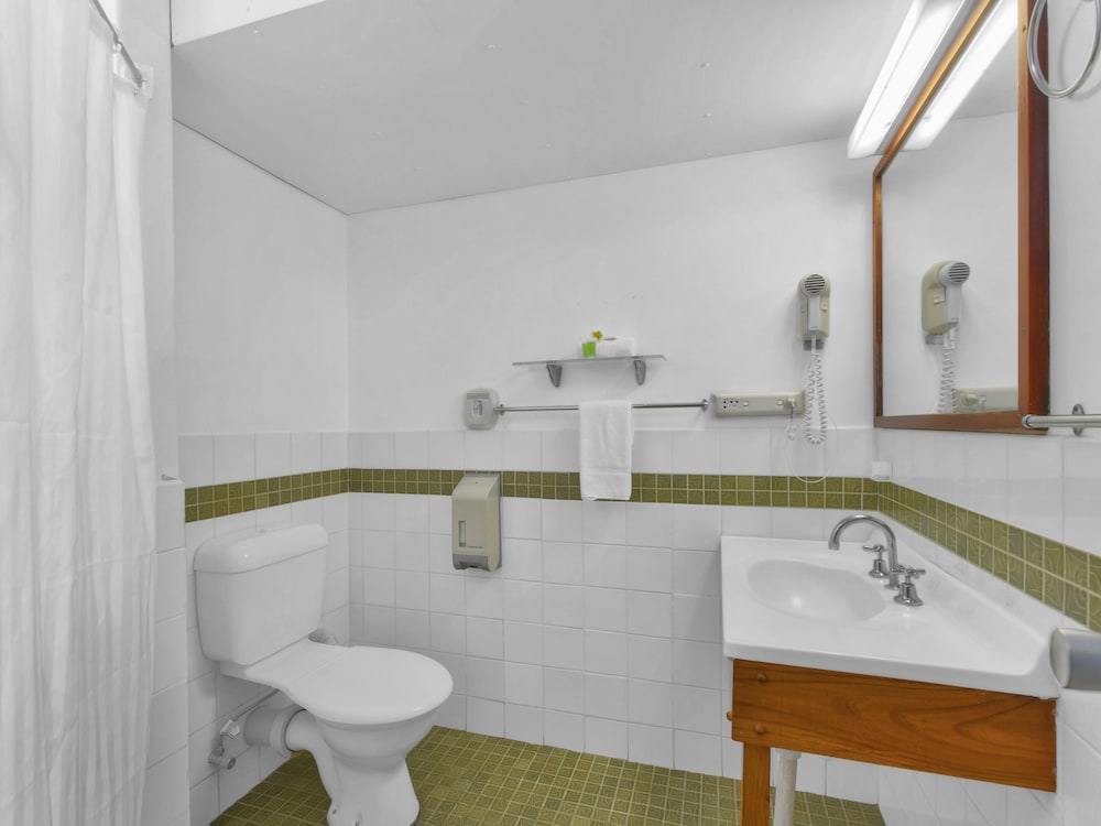 Camden Motor Inn 55/57