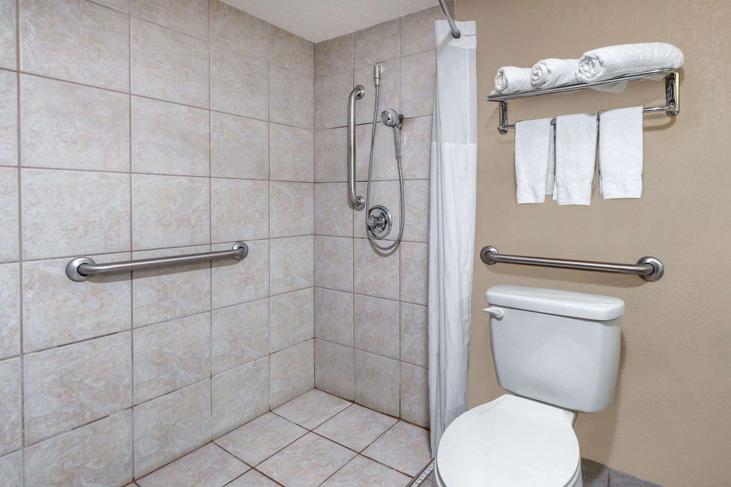 Days Inn by Wyndham Albion 11/11